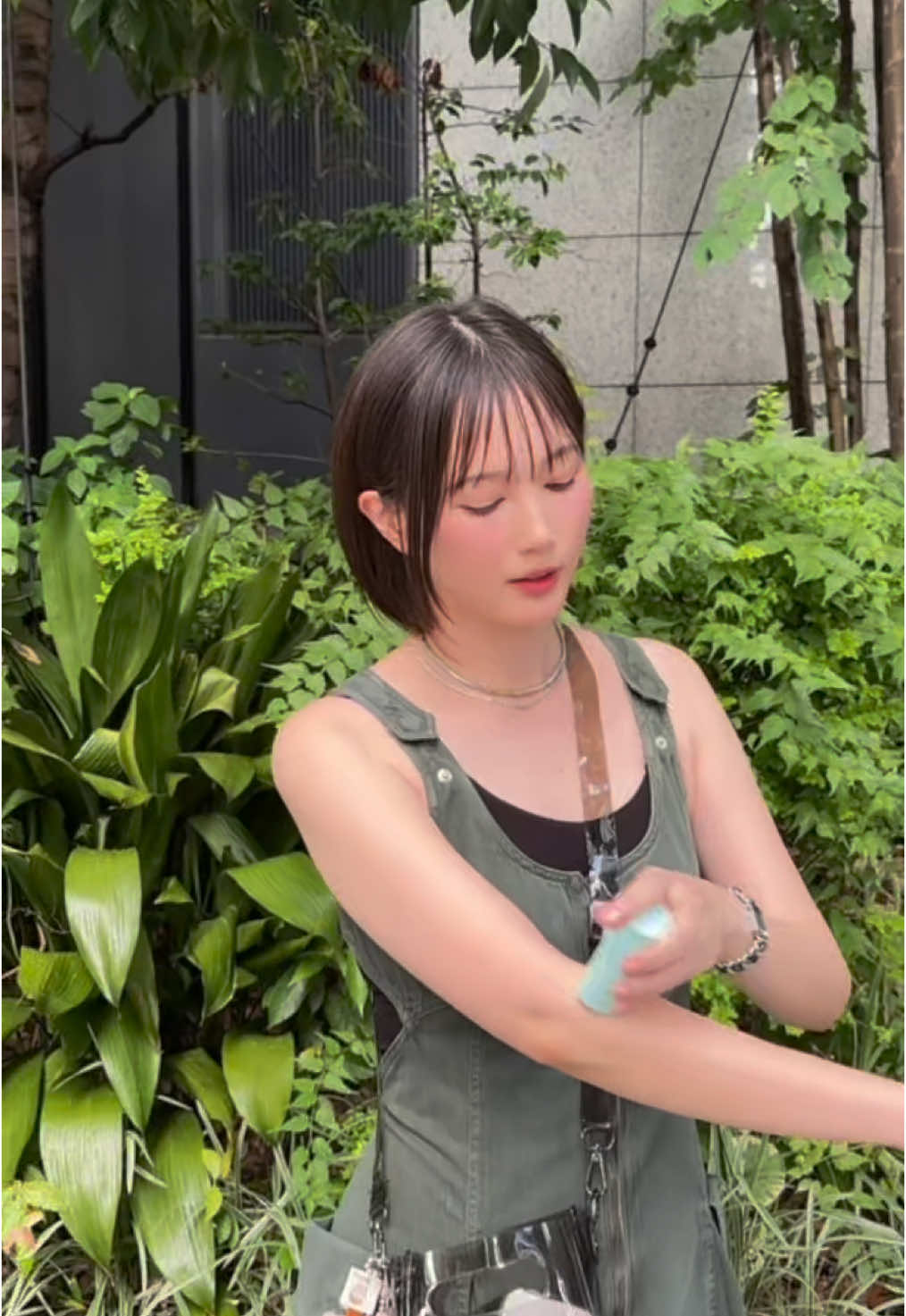 綺麗すぎるお姉さん発見💡と思ったらばっさー！！夏にぴったりなおすすめアイテム教えてもらっちゃいました☺️✨かわいい写真にもご注目🫶🏻(セミさんうるさくてすみません🙇🏻‍♀️) #本田翼 #ばっさー #byttt #スキンケア #日焼け止め #サンスティック #バイティースリー #ストリートスナップ #写真撮ってもいいですか @ほんだのばいく 