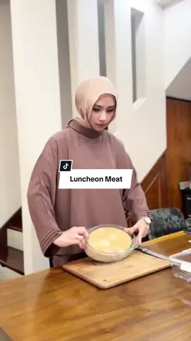 🥩 Resep Luncheon Meat Ayam Homemade (1 kg dada ayam) 📌 Bahan: * 1 kg dada ayam fillet, potong kecil² * 2 putih telur * 8 siung bawang putih, tumis * 3–4 sdm bawang merah goreng/tumis * 12 sdm tepung tapioka (sesuai tekstur yang diinginkan) * 2 sdm saus tiram * 1 sdm kecap ikan * 2 sdt garam * 1 sdt kaldu sapi bubuk * 1 sdt gula * 2 sdt bubuk angkak atau 2 sdm paprika bubuk (untuk warna) 🔪 Cara Membuat: 1. Potong dada ayam kecil², masukkan ke chopper bersama putih telur, bawang putih tumis, dan bawang merah goreng. Tambahkan saus tiram, kecap ikan, garam, kaldu bubuk, gula, dan bubuk angkak/paprika. Haluskan lagi hingga tercampur rata. 2. Masukkan tepung tapioka sedikit demi sedikit, proses hingga adonan lengket, kental, dan bisa dipadatkan. 3. Ambil sedikit adonan, kukus/goreng sebentar untuk cek rasa. Sesuaikan bumbu jika perlu. 4. Gunakan wadah kukusan tahan panas, olesi minyak. lalu tuang adonan dan padatkan. 5. Kukus 45-50 menit sampai matang 6. Dinginkan. 7. Potong sesuai selera, bisa langsung goreng, pan sear, atau simpan di freezer untuk stock. ❄️ Tips Penyimpanan: * Kulkas (chiller): tahan 4–5 hari, simpan dalam wadah kedap udara. * Freezer: potong sesuai porsi, pisahkan tiap slice dengan plastik/kertas roti, masukkan ziplock. Tahan 1–2 bulan. * Saat ingin digunakan, keluarkan dari freezer 5–10 menit, lalu langsung digoreng/pan sear. 🍳 Penyajian: * Potong sesuai selera, lalu goreng sebentar hingga golden brown. * Bisa juga dipanggang di oven atau air fryer supaya lebih sehat. * Cocok jadi lauk nasi hangat, isi sandwich, topping mie, topping nasi goreng, atau bekal suami & anak. #luncheonmeat #resepsimple #CapCut 
