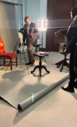 Just out here turning the President’s office into a virtual photoshoot set? 📸 The one taking the picture was all the way in New York.🌉 @State House Kenya  #PowerPose #BehindTheScenes #PhotoOp #nairobitiktokers  #tutam 