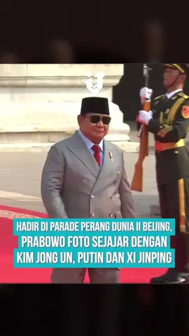 Presiden Indonesia Prabowo Subianto menghadiri parade militer di Beijing, Tiongkok, pada Rabu (3/9/2025) untuk memperingati 80 tahun berakhirnya Perang Dunia II. Kehadirannya sempat menjadi sorotan karena sebelumnya Prabowo dikabarkan membatalkan kunjungan akibat merebaknya aksi massa yang berujung pada vandalisme di Tanah Air. Kementerian Luar Negeri Tiongkok mengonfirmasi kedatangan Prabowo pada Rabu pagi dan menyebut kehadiran Presiden RI itu disambut baik oleh Beijing. Parade digelar megah di Lapangan Tiananmen dengan menampilkan kekuatan militer Tiongkok, mulai dari barisan pasukan, atraksi udara, hingga peralatan tempur berteknologi tinggi. Lebih dari 25 pemimpin dunia hadir dalam acara ini, termasuk Pemimpin Korea Utara Kim Jong Un dan Presiden Rusia Vladimir Putin. Dalam sesi foto bersama, Prabowo tampak berdiri sebaris dengan Xi Jinping, Kim Jong Un, dan Vladimir Putin. Kehadiran Prabowo di antara para pemimpin besar dunia ini menandai momen penting dalam diplomasi internasional, sekaligus menjadi bagian dari unjuk kekuatan Tiongkok dan sekutunya di hadapan Barat. 📹: Source. Youtube CGTN  #prabowo #vladimirputin #kimjongun #xijinping #parademi #parademiliter #china #tiongkok #international 