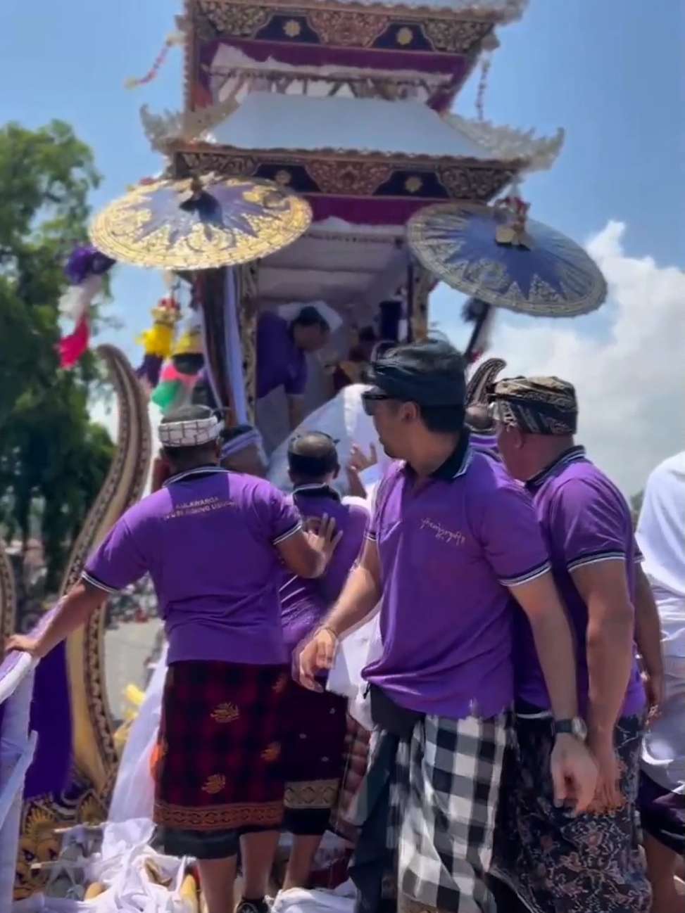Layon Mendiang Cokorda Istri Niti Yadnya Sudah Di Linggihkan   Diatas Bade Bertumpang sia (9).  #mediaubud #peopleofubud #palebonpuriubud #visitubud #CapCut 