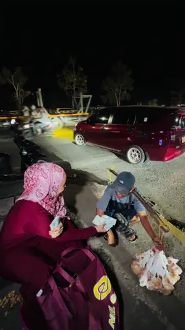 “Allah titipkan rezeki di tangan kita, agar ada hak saudara yang bisa kita berikan.” Sangat tersentuh ternyata ada anak yang mau kasika jualannya di bawah harga jualnya, kamu baik, semoga kamu sukses ya nak 😇 Smngt Jualannyaa  📍Depan TSM Makassar