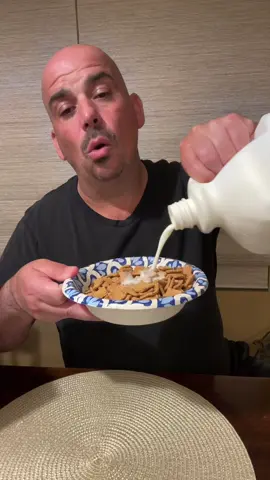 Cereal at night 😳 perfect late night ##milk##snack##fyp##foryou##favorite