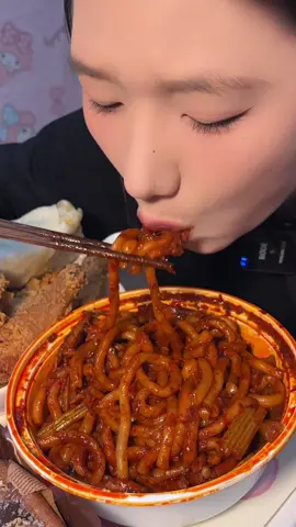 Mì gạo chiên Tân Cương với gà rán thật ngon! #mukbang #food #eating #eatingsounds #delicious     