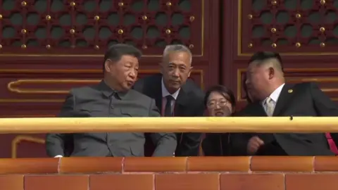 Tổng thống Nga Putin và Chủ tịch Triều Tiên Kim Jong Un tham dự cuộc duyệt binh ngày 3/9 tại Bắc Kinh, đánh dấu lần đầu tiên hai nhà lãnh đạo xuất hiện trước công chúng cùng Chủ tịch Trung Quốc Tập Cận Bình.