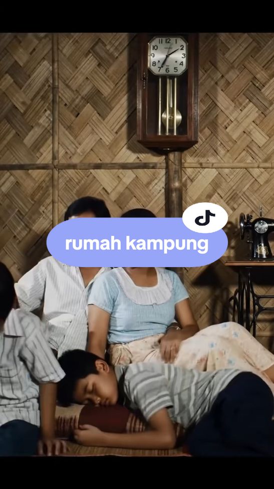 lagunya mengingatkan ke masa lalu waktu kecil #kampunghalaman #era90an #rindumasakecil #rumahkampung 