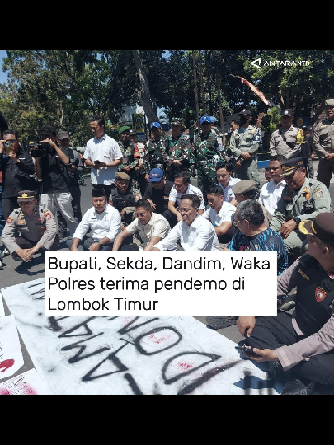 Bupati Lotim H Iron didampingi Sekretaris Daerah, Dandim serta Waka Polres menerima pendemo di simpang empat kanoti BPKSDM Senin, (3/9). #antaranews #antaranewsntb #demomahasiswa #demo #lombokvirall #lombok #virallombok #lombokvirall🌴🌴 #lomboktimur #demodilotim #demodilombok #mahasiswa