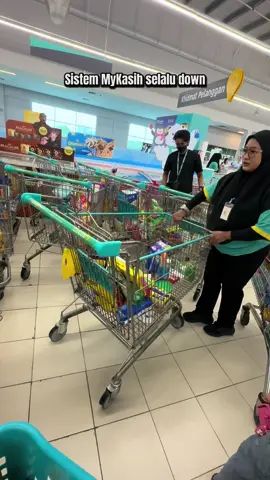 Kesian pada pekerja yang nak kena susun balik barang² dari berpuluh troli yang ditinggalkan kerena sistem MyKasih down. Aku nasihatkan korang kalau nak spend MyKasih tu, jangan sekarang ye. Tunggu la lagi 2-3 minggu sampai sistem betul² stabil #mykasih #mysara #madani #fyp #fypシ 