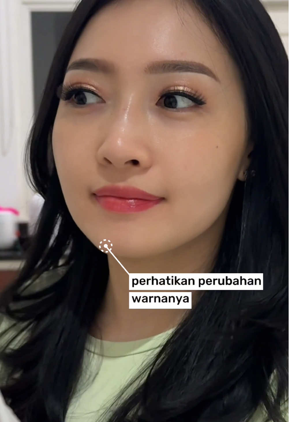 stain itu = bekas warna yang menempel lama di bibir. meskipun lipstiknya sudah hilang karena makan atau minum 