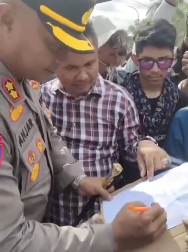 Pakta Integritas Polewali Mandar damai menjadi pegangan bersama. Pemkab-DPRD Polman membenahi pemerintahan dan mendorong UU Perampasan aset. TNI Polri dan BIN mendahulukan pendekatan humanis serta reformasi birokrasi. #damai #tni #polri #dprd #humanis 