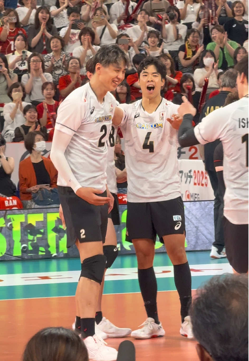 2セット目マッチポイントブロックで決める小野寺さん✨ 年下にお尻叩かれたり肩で押されたり愛されてて愛しい🫶 #エムットマッチ  #バレーボール男子日本代表  #小野寺大志  #小川智大  #西山大翔 