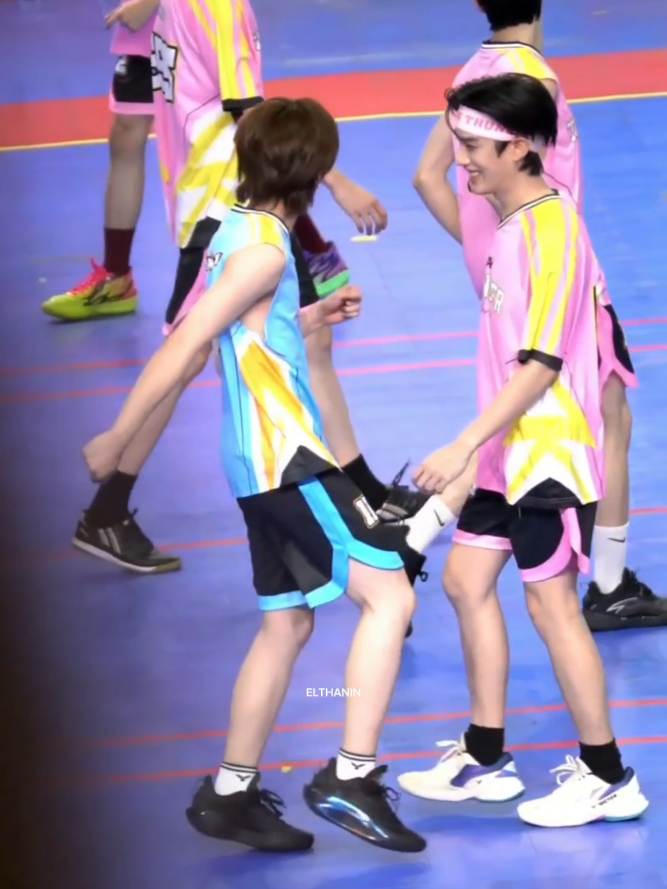ตอนนั้นมองแค่ช่องมองภาพ ไม่ก็หน้าจอกล้อง ก็ดูเกมไป ว่าแต่เฟิร์สยิ้มให้ใครนะ แอบติดผมคนข้างหน้าอีก😅  แพลนไปก็อ๋ออ เรื่องมันเป็นอย่างเง้🫠🫡 DMDSPORTDAY X TLEFIRSTONE  #DMDSPORTDAY2025  #เติ้ลเฟิร์สวัน #TleFirstone  #TLE_mtm #Firstone 
