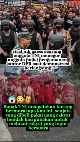Viral nih‼️Top memang bapak TNI, selalu ada buat rakyat  Ayolah semua mengertilah, asal kalian tahu para pendemo bukanlah menginginkan perpecahan karna menurutnya kita semua sama yg diinginkan hanyalah pembenahan wujudkan keadilan sosial untuk rakyat, prioritaskan rakyat #reel.#fyp #viral #trwndingreels #jangkauanluas 
