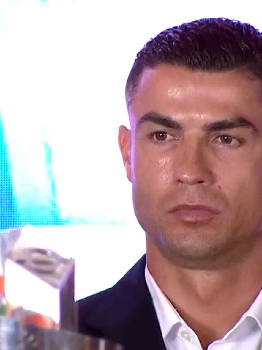Cristiano Ronaldo estuvo presente en la ceremonia de homenaje a Diogo Jota. Su rostro lo dice todo. 🕊️🇵🇹😢 #portugal🇵🇹  #diogojota  #diogojota20  #ronaldo_cr7  #ronaldo7 
