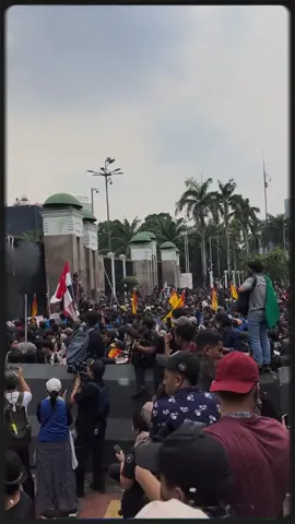 “Di tengah panasnya aksi di kawasan Senayan, ada momen menyejukkan. Sejumlah polisi membagikan air mineral langsung kepada massa di Jalan Gerbang Pemuda. Aksi ini disambut antusias para demonstran di bawah terik matahari. Hingga pukul 15.25 WIB, unjuk rasa masih berlangsung di beberapa titik sekitar DPR, sementara arus lalu lintas Gatot Subroto–Slipi dan akses keluar tol Senayan ditutup petugas.”