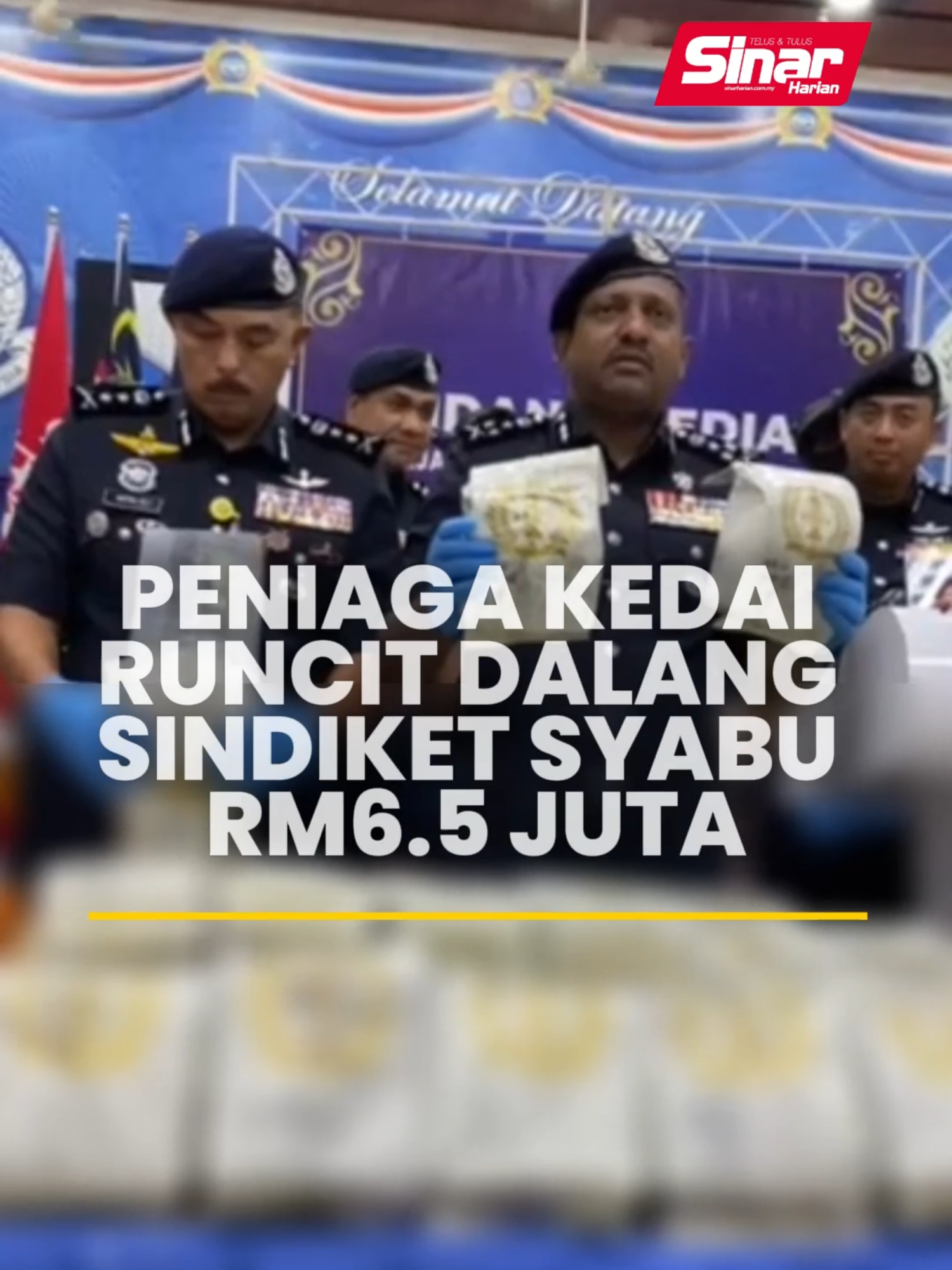 Peniaga kedai runcit dalang sindiket syabu RM6.5 juta Seorang peniaga kedai runcit disyaki dalang sindiket dadah dicekup bersama syabu seberat 204.24 kilogram (kg) bernilai RM6.5 juta yang disorokkan di dalam semak di Kampung Kasar, Pasir Mas pada 25 Ogos lalu, lapor wartawan Sinar Harian, Hazelen Liana Kamarudin. Lelaki berusia 27 tahun itu dikatakan cuba mengaburi pihak berkuasa dengan menjalankan perniagaan runcit sejak Julai lalu. Anda boleh baca berita penuh di portal Sinar Harian di www.sinarharian.com.my atau swipe up di IG story serta jangan lupa follow IG @sinarharian untuk berita terkini dalam dan luar negara. Copyright disclaimer: Segala penyuntingan video adalah hak cipta terpelihara milik Sinar Harian. #SinarHarian #BeritaSemasa #syabu #kelantan #sindiketdadah
