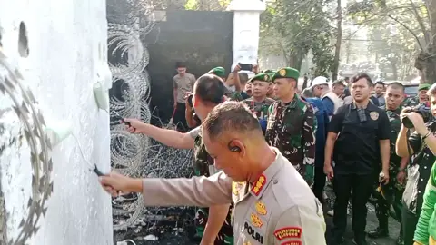 Pangdam III/Siliwangi Mayjen TNI Kosasih, didampingi Kapolrestabes Bandung mengecat Gedung DPRD Jabar, Rabu, (3/9/2025). 