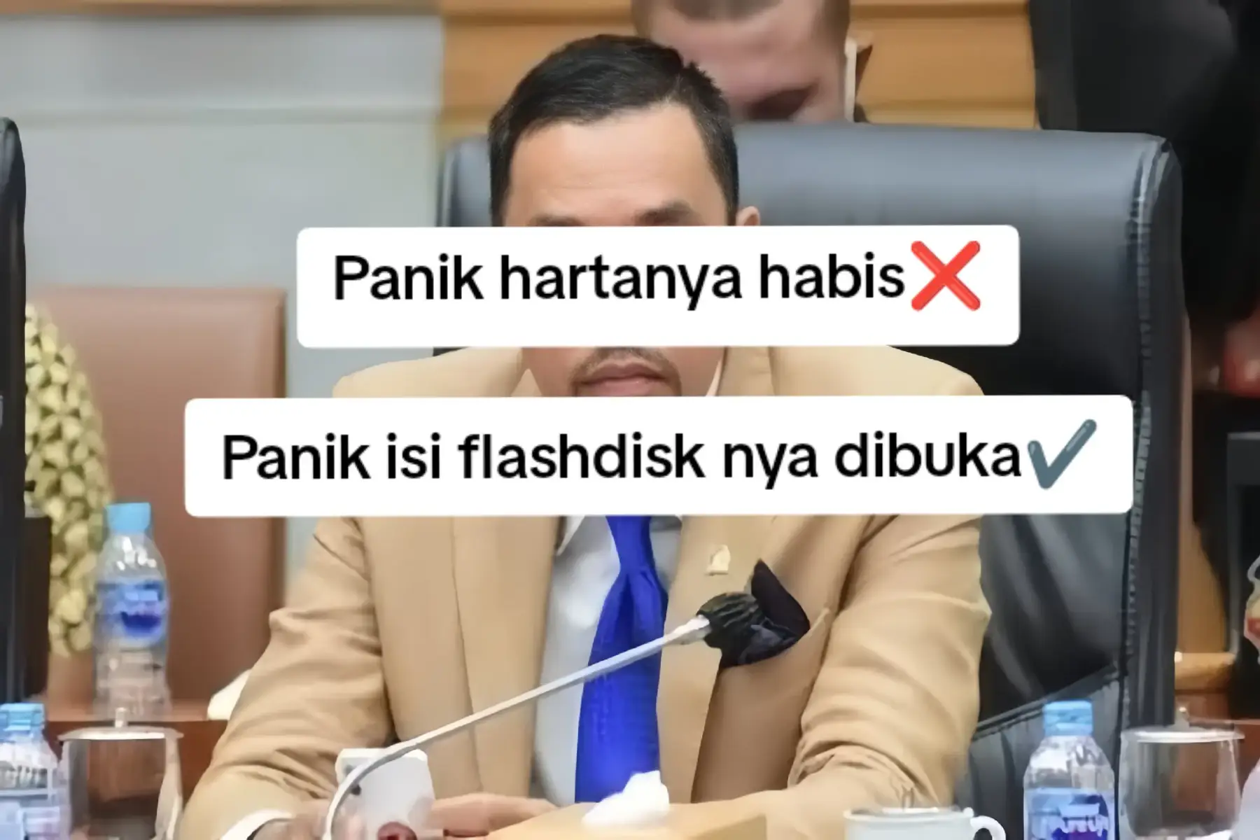 Ngakak isinya diluar nurul... Ygpnsrn bisacekbioprofil gua ngakak banget gak nyangka ajah kok bisa flashdisk nya ketinggalan padahal di dalamnya banyak data penting termasuk ai* dan data pribadi lainya. Mungkin beliau keburu panik dengan amukan masa yang semakin memanas, alih alih memperbaiki nama baiknya sahroni harus pasrah mengingat sekarang isi flashdisk nya sudah tersebar luas di semua media sosial.. #flashdisk #ahmadsahroni #demo2025 #dpr #fyppages 