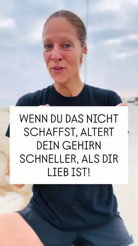 Kommentiere „Brain“ wenn du hier bei der Challenge teilnehmen willst!  [Übungen gesehen bei @mimilawrencegesundheit] ➡️Nur zur Klarstellung: Diese Übungen sind von der Neurowissenschaft inspiriert, aber sie sind keine medizinische Behandlung. Zwar wird Dual-Task-Training in Demenz-Protokollen erforscht, aber meine Übungen sind rein edukativ und wir trainieren mit diesen Übungen die allgemeinen Gesundheit und Fitness unseres Gehirns .  ‼️Diese Übung  ist eine  hochwirksame Gehirnübungen, die mentale Anstrengung und körperliche Bewegung gleichzeitig fordert. In der Forschung waren solche Übungen Teil eines umfassenden Programms, das bei einigen Menschen sogar half, kognitive Verschlechterung rückgängig zu machen.🙏 . 😳Warum solche Übungen  so gut wirken ⬇️ ✅Neuheit & „Prediction Error“: Dein Gehirn erwartet einen bestimmten Ablauf – und liegt plötzlich falsch. Genau dieser Überraschungsmoment ist Gold wert f ✅Lernen & Anpassung. Dein Gehirn denkt: „Moment mal, das kenne ich nicht – ich muss aufpassen und neue Verbindungen schaffen.“ → Neuroplastizität wird aktiviert! ✅Aktivieren den präfrontalen Kortex (Planung, Fokus, Entscheidungen) ✅Fördern das Corpus Callosum (Kommunikation beider Gehirnhälften) ✅Trainieren das Kleinhirn (Koordination, Balance, Motorik) . Natürlich gelten auch n punkto Fitness und Gehirn Gesundheit Grundregeln. Diese sind: 👉🏻Guter Schlaf 👉🏻Nährstoffreiche Ernährung 👉🏻Tägliche Bewegung 👉🏻Stressregulation 👉🏻Echte soziale Verbindungen . Diese Übungen werden in der heutige Zeit immer wichtiger. In einer Gesellschaft in der DENKEN nicht mehr en vogue ist. Aber auch unser Gehirn braucht Training und Pflege. Denken wir alle einmal darüber nach. 😁 . Bis morgen, Deine MIMI LAWRENCE❤️ . Platz 1 Spiegel Bestseller Autor: WENN NICHT JETZT, WANN DANN?! .  #gehirn #alzheimer #demenz #dementia 