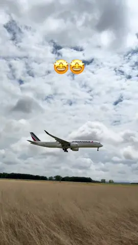 The Airbus A350 was created to be lighter, quieter, and more fuel-efficient than older aircraft. Built with carbon-fiber wings and advanced engines, it quickly became a favorite for long-haul flights. Today, airlines worldwide use the A350 to connect distant cities with comfort and efficiency. ✈️ #a350 #landing #spotthedrawing #aviation #airfrance 