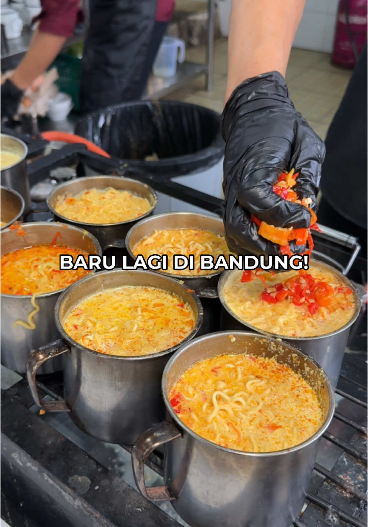 Bandung ada ajaa yg baruu🥹 mie mandi keju pedes ini endull poll!  #creatorsearchinsights #kuliner #kulinertiktok #kulinerindonesia #kulinerbandung #kulinerviral #bandungkuliner #FoodFestOnTiktok 