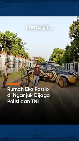 Rumah Eko Patrio di Nganjuk Dijaga Polisi dan TNI Rumah komedian sekaligus politisi Eko Patrio di Nganjuk dijaga ketat polisi dan TNI. Pengamanan dilakukan untuk mengantisipasi hal-hal yang tak diinginkan saat aksi massa berlangsung di Jakarta maupun daerah lain. #nganjuk #ekopatrio #pengamanan #jtvrek #portaljtvcom