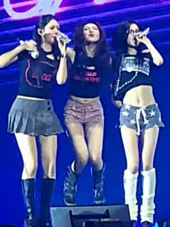 Jarang2 liat mereka bertiga begini diatas panggung🥹 momen yang selalu gue tunggu kalau mereka konser.  #BABYMONSTER #BABYMONSTER_in_ROSEMONT #RORA #ASA #CHIQUITA 