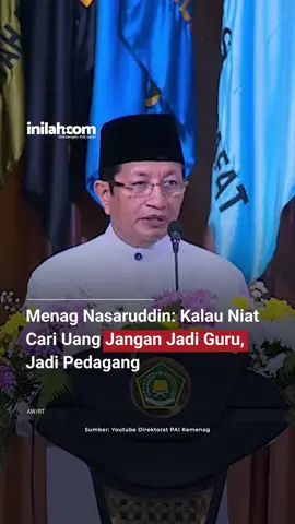 Menteri Agama (Menag) Nasaruddin Umar menegaskan beratnya tugas seorang guru karena dituntut menjaga integritas dan kesucian moral. Ia menekankan, guru tidak boleh memiliki noda sedikit pun dalam kehidupannya. “Seorang guru itu harus suci di langit, suci di bumi. Kalian tidak gampang menjadi seorang guru,” ujar Nasaruddin saat membuka Pendidikan Profesi Guru (PPG) Dalam Jabatan di UIN Syarif Hidayatullah, Jakarta, Rabu (3/9/2025) dikutip dari Antara. Menurut Nasaruddin, seorang guru bukan hanya dituntut menguasai materi, melainkan juga menjalani proses pembatinan atau perenungan mendalam atas apa yang diajarkan. Guru, katanya, diibaratkan sebagai “nabi kecil” yang wajib menjaga diri dari perbuatan dosa. “Bukan guru namanya kalau masih langganan maksiat, seperti zina atau kumpul kebo. Kalau tidak sanggup menjaga kesucian itu, lebih baik serahkan mandatnya,” tegas Imam Besar Masjid Istiqlal tersebut. Ia menambahkan profesi guru adalah jalan panjang menuju keberkahan dan amal jariah yang tak terputus. Segala ilmu yang diajarkan, lanjutnya, akan terus mengalirkan pahala meski guru tersebut telah wafat ribuan tahun. “Guru harus masuk surga duluan sebelum muridnya,” ucap Nasaruddin. Karena itu, ia mengajak para guru dan dosen bangga atas profesi mereka, meski tidak bergelimang harta di tengah arus materialisme. Menag juga menilai peran guru bahkan lebih mulia dibandingkan orang kaya yang membangun masjid. “Masjid itu tempat sujud, tapi sajid adalah orang yang sujud. Donatur membangun masjid, guru membangun orang yang sujud di dalamnya. Mana yang lebih mulia? Tentu yang membangun sajid,” jelasnya. Ia menutup pesannya dengan harapan agar guru senantiasa menjaga integritas, menginternalisasi nilai-nilai spiritual, serta menjadikan profesinya sebagai ladang pengabdian dan pahala hingga akhirat. #InilahNews #Guru #GajiGuru #Inilahcom #titiktengah #titikcerah 