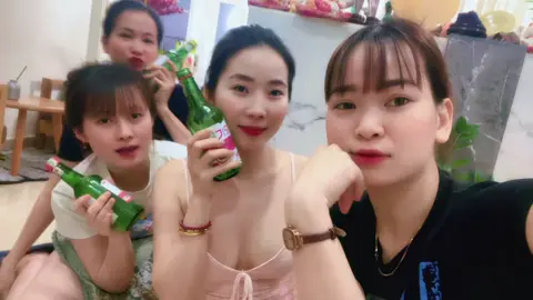 Chị em chúng mình chỉ thế thôi.. Hẹhẹ