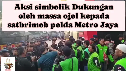 Pada Selasa. 02 September 2025 pukul 17:00 S/D 17:30 wib di depan Mako satbrimob Polda metro jaya jl KKO Usman & Harun kec Senen Jakarta pusat berlangsung aksi simbolik dukungan oleh massa driver ojol kepada satbrimob Polda. Metro jaya dengan jumlah sekitar 20 orang di laporkan sebagai. Berikut.... 1 )  mksdnya dan tujuan aksi simbolik oleh ojol sebagai bentuk dukungan kepada satbrimob pmj pasca kericuhan 2 ) alat peraga dan kendaraan yang di gunakan          10 unit kendaraan roda 2     2 tangkai bunga 3 ) Rangkaian kegiatan  A pukul. 17:11 wib tela tiba 10 KR 2 Ojol  Dengan jumlah estimasi 20 orang & berhenti di depan Mako satbrimob demikianB > pukul 17:13 WIB penyerahan logistik dan aksi simbolik oleh massa ojol untuk dukungan aksi  terhadap satbrimob pmj pasca kericuhan  C > pukul 17:15 WIB massa ojol memberikan bunga mawar putih kepada akp leonard Sitio  ( Pasi OPS batalyon A Pelapor ) Dan AKP M indra putera Darmawan  ( Danki 2 batalyon. D pelapor) sebagaimana bentuk dukungan dan perdamaian  D > Pukul 17:17 WIB  Massa ojol melakukan foto bersama dengan personel satbrimob dan membuat video dengan. Ucapan sebagai bentuk sinergitas antara ojol dan brimob  E > Pukul 17:26 WIB kegiatan aksi simbolik dukungan kepada satbrimob PMJ oleh massa Ojol dinyatakan selesai selanjutnya massa ojol berangsur angsur meninggalkan lokasi situasi Aman dan  kondusif  Demikianlah informasi  #fyp  #kwitang #ojol  #satbrimob  #aksidamai 