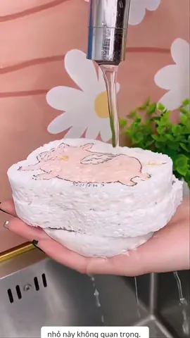 Một chiếc khăn lau rửa chén dễ thương như vậy không chỉ đẹp mắt, mà còn được làm từ bông bột gỗ. Nó hấp thụ dầu và không treo dầu. Dễ dàng chải bát đĩa và rửa bát đĩa mà không làm hỏng lớp phủ.#nhữngđiềutốtđẹpchongôinhà #trendtiktok #miếngbọtbiểnrửachén 