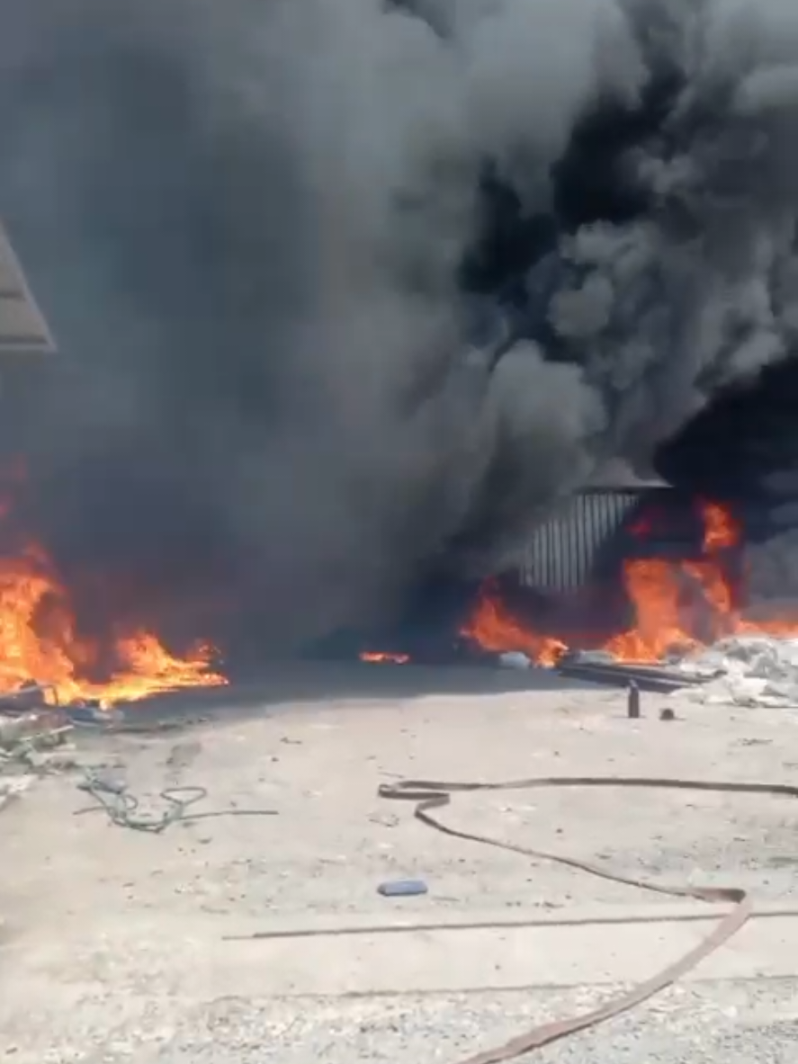 Sebuah gudang limbah plastik yang berada di Kampung Lobang RT. 04 RW. 02, Desa Sukamurni, Kecamatan Balaraja, Kabupaten Tangerang pada Rabu siang hangus terbakar.  Sebanyak dua armada pemadam kebakaran dari Pusdal Ops Balaraja dan Cisoka diterjunkan bersama 10 petugas pemadam kebakaran. Hingga saat ini petugas masih menangani kebakaran tersebut.  Sumber: BPBD for Radar Banten #kebakaran #tangerang #berita #viral 