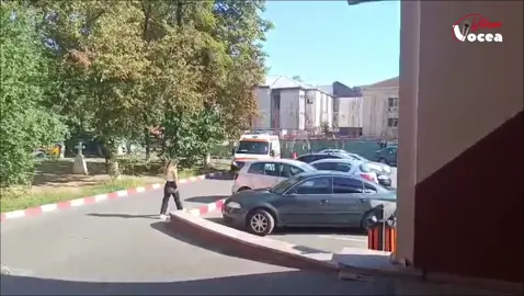 Cum s-a întâmplat accidentul în care a fost implicat un microbuz și un autoturism 👇👇👇 Potrivit Inspectoratului Județean de Poliție, în cazul accidentului de la Românești, din verificările efectuate până în acest moment a reieșit faptul că un bărbat, de 48 de ani, cetățean moldovean, în timp ce se deplasa pe DN 24C, în comuna Santa-Mare, direcția de deplasare, dinspre Iași înspre Ștefănești, într-o curbă ușoară la dreapta, ar fi pierdut controlul asupra direcției de mers, împrejurare în care a întrat intr-un microbuz ce efectua transport de persoane, care se deplasa din sens opus. La volanul microbuzului se afla un bărbat de 48 de ani. În urma impactului au rezultat 19 victime, dintre care trei au decedat.  Cauza exactă a producerii accidentului, precum și celelalte împrejurări urmează a fi stabilite în cadrul anchetei demarată de polițiștii rutieri.  Conducătorul microbuzului a fost testat alcoolscopic, rezultatul fiind negativ. Cercetările sunt continuate pentru săvârșirea infracțiunii de ucidere din culpă și vătămare corporală din culpă.  Toate victimele decedate sunt din autoturismul înmatriculat în Republica Moldova, șoferul și doi pasageri. #voceabotosani #botosani 