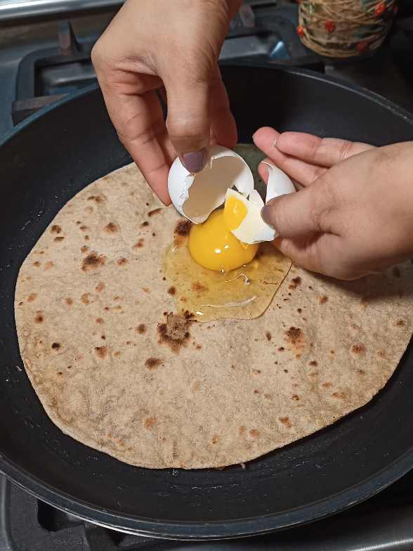 Leftover Roti Egg Recipe | Quick & Delicious Breakfast with Roti & Eggs | Easy Delights #Leftoverroti #EggRecipe #breakfastideas #creatorsearchinsights #fyp 