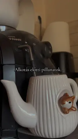 ☕✨ Egy kis tea, egy kis ráhangolódás… ezek az alkotás előtti pillanatok mindig varázslatosak számomra. 💭🕯️ Aztán jöhet a tesztelésre váró gyertya meggyújtása 🔥 és már indulhat is az új alkotás folyamata! 💕 A gyertyáimhoz az alapanyagokat a @Hobbiverzum oldaláról szerzem be, imádom a minőséget és az inspirációt, amit adnak. 🧶🌸 #handmadebusiness #vegyelhazait #autumn #hoahoa #candle 