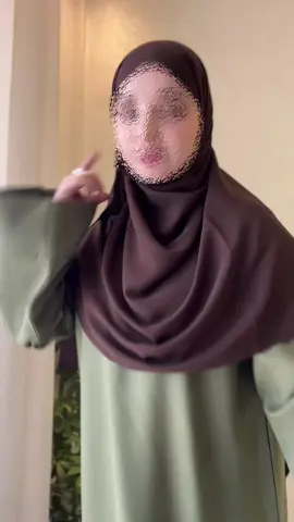 حجـاب مروة – HIDJEB MAROUA ✨ 🖤 القماش: كراب مازيراتي (Tissu de très bonne qualité) 🎨 متوفرة بعدة ألوان خريفية 📦 توصيل متاح إلى 58 ولاية 📏 المقاس standard  💰 السعر: 3200 DA