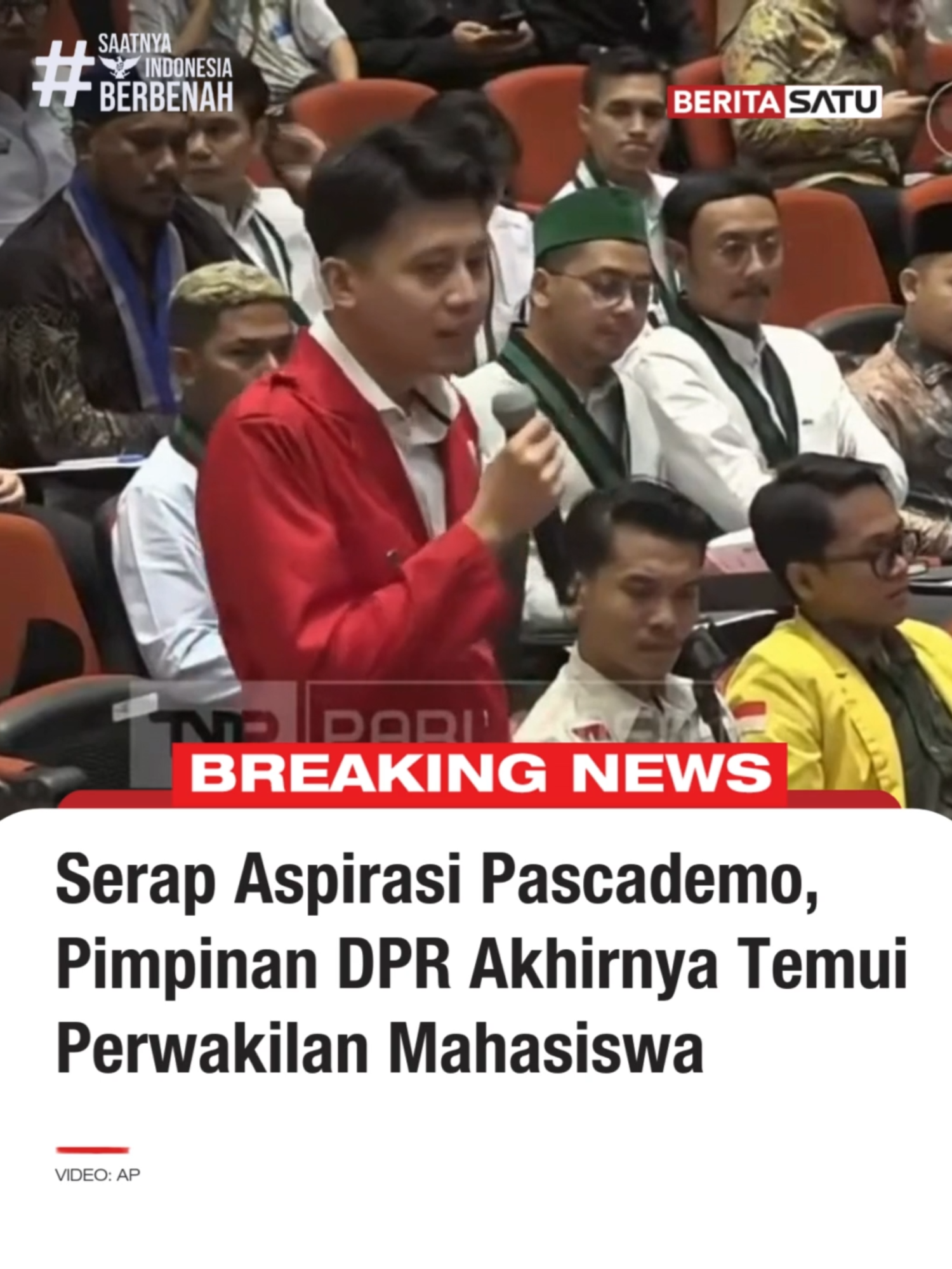 Pimpinan DPR akhirnya menemui perwakilan mahasiswa seusai gelombang aksi demonstrasi yang berujung ricuh di sejumlah daerah, Rabu (3/9/2025). Pertemuan berlangsung di ruang Abdul Muis, kompleks parlemen Senayan, Jakarta Pusat.  Wakil Ketua DPR Sufmi Dasco Ahmad, Said Mustopa, serta Cucun Ahman Syamsurizal hadir dalam pertemuan tersebut. Sementara dari pihak mahasiswa, hadir perwakilan BEM Seluruh Indonesia (BEM SI) serta beberapa kampus dari berbagai daerah. Tetap diingatkan untuk #salingjaga demi keamanan bersama! Update berita selengkapnya di BeritaSatu.com, Beritasatu TV, BTV, dan YouTube BeritaSatu! #DPRRI #Mahasiswa #Demo #SalingJaga #SaatnyaIndonesiaBerbenah #BeritaSatu