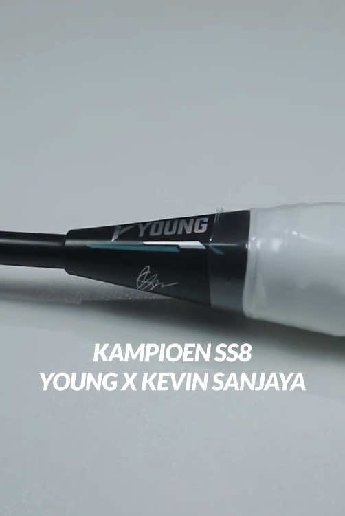Raket juara ala Kevin Sanjaya! 🏸 Teknologi Nano Strike buat power, kontrol, dan kecepatan maksimal. Siap bawa permainan kamu ke level pro? #YoungxKevin #KampioenSS8 #BadmintonJuara#badminton #kevinsanjaya #fyp 