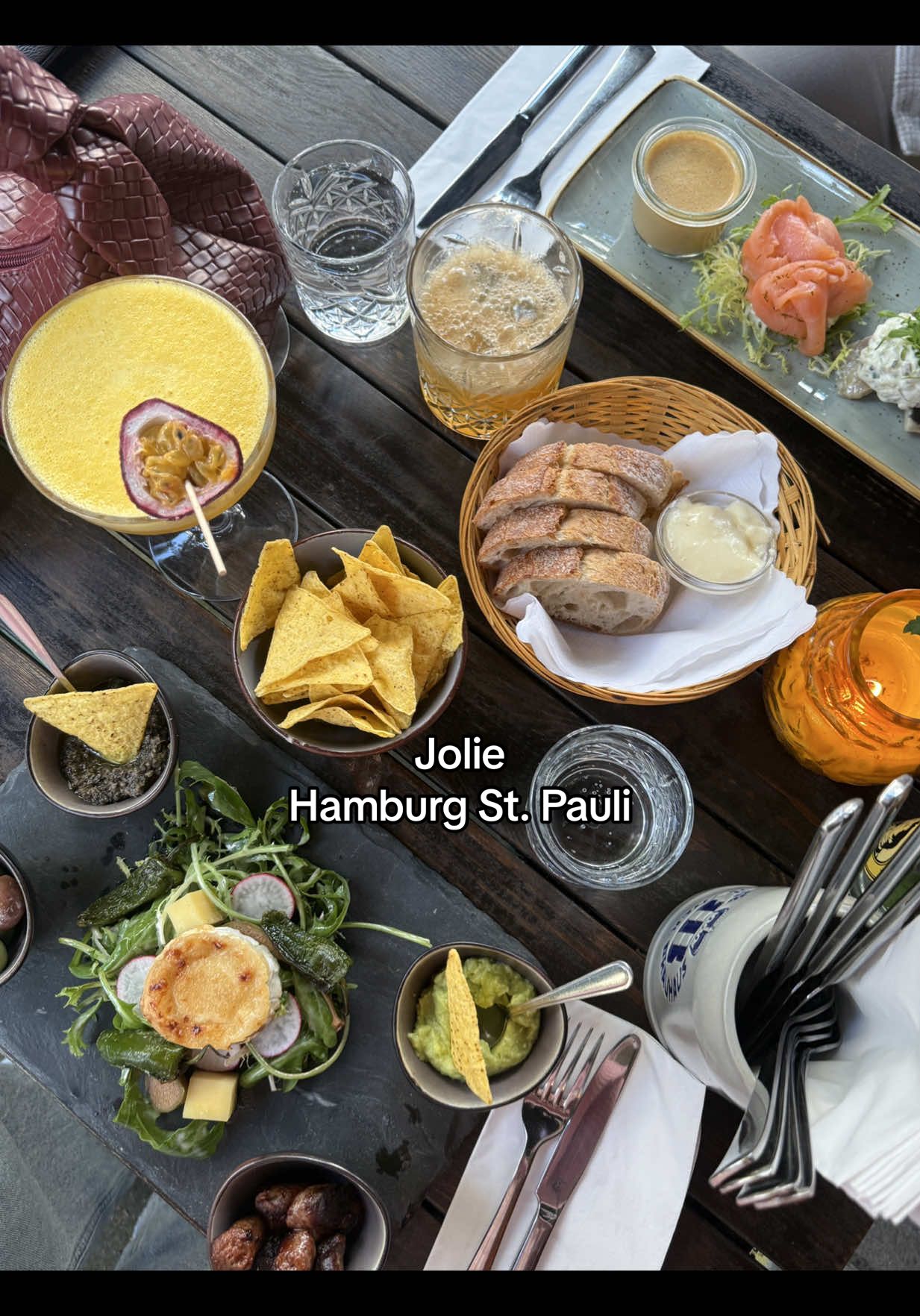 Anzeige Einladung Jolie 🍸 | Deutsche Hausmannskost in aesthetic vibes 🫶🏼🫦🍹 Zwischen Sofas, Kerzenschein & St. Pauli-Charme: So schmecken die Klassiker im #Jolie 🥂✨ #foodspotshamburg #explorehamburg #joliehamburg #deutscheküche 