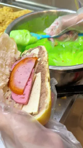 Cái này là bánh mì bơ cốm chứ không phải bún riêu có hai chi nhánh mọi người ghé thử nhé 