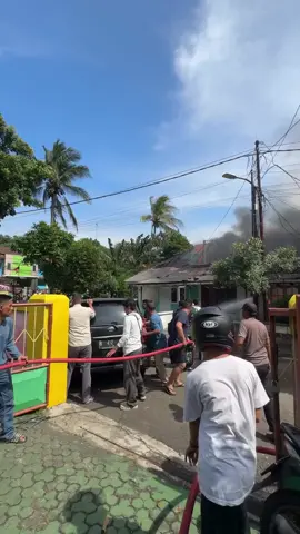 Terjadi kebakaran di Gedung Asrama Polri Cilenggang, Serpong, pada Rabu siang ini (3/9/2025) source🎥: Stories IG @nuhdin30 