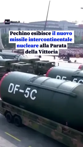 Mercoledì, il presidente cinese Xi Jinping ha presieduto una grande parata militare nel centro di Pechino per celebrare l'80° anniversario della fine della seconda guerra mondiale e della vittoria sul Giappone. La cerimonia è stata l'occasione per mostrare al mondo alcune delle armi in dotazione all'Esercito Popolare di Liberazione: missili con capacità nucleare che possono essere lanciati contemporaneamente dal mare, dalla terraferma e dall'aria, droni, caccia e altre attrezzature, alcune delle quali esposte al pubblico per la prima volta. Tutti gli aggiornamenti su Rainews.it #cina #parata #missile #nucleare 