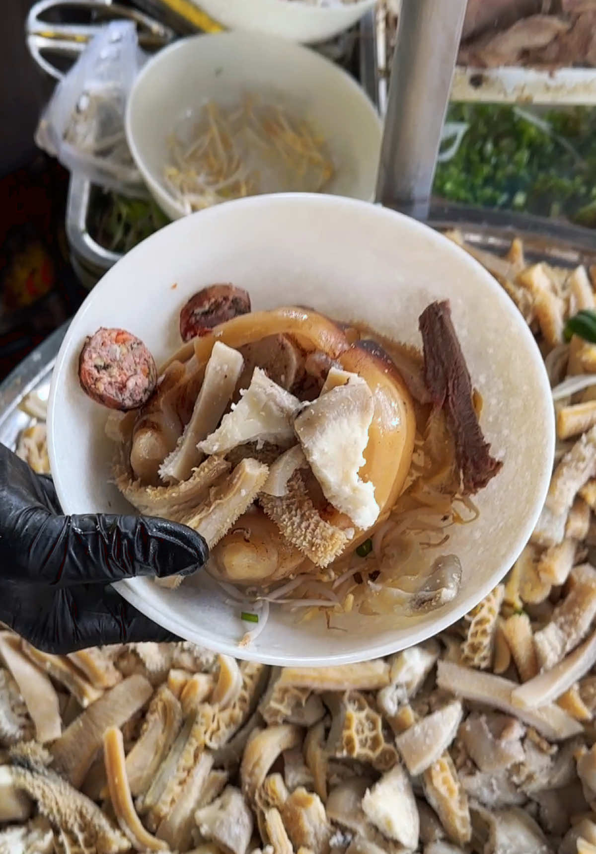 🔥 Cháo giò bò mix nạm lòng bò thập cẩm đang làm mưa làm gió ở Cháo Bò 99 🔥 Một tô cháo bưng ra là đủ thấy “cưng” rồi: cháo sánh mịn, bò thơm ngọt, lòng giòn giòn, vị đậm đà vừa ăn vừa hít hà mới đã. Cái hương vị đặc trưng này mà tụ tập lễ 2/9 thì phải nói “đỉnh của chóp” 🤌 Ngày lễ không nhất thiết phải đi chơi xa, chỉ cần kéo ngay team cốt thân iu của bạn – hội bạn học cũ, team đi làm, hay nhóm gia đình – tụ họp bên tô cháo nóng hổi, vừa ăn vừa tám chuyện. Đơn giản vậy thôi mà vibe lễ lại thiệt ấm áp. 👉 2/9 này Cháo Bò 99 vẫn mở cửa đều đều, đang chờ các bạn tới trải nghiệm nè! #chaobo99 #LearnOnTikTok #riviewanngon #ancungtiktok #xuhuongtiktok 
