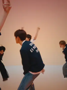 Kok dia tengil ganteng gituu siii😭🧎‍♀️ 📹Paradise Dance Performance  Jangan lupa stream paradise mv (KAJAAA)  #jeongwoo #parkjeongwoo #treasure #fypシ 