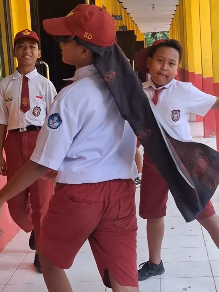 Tau kan.. kenapa jadi guru itu bisa awet muda 😅 #CapCut  #kelascore #anak2radom #suasanakelas #suasanasekolah