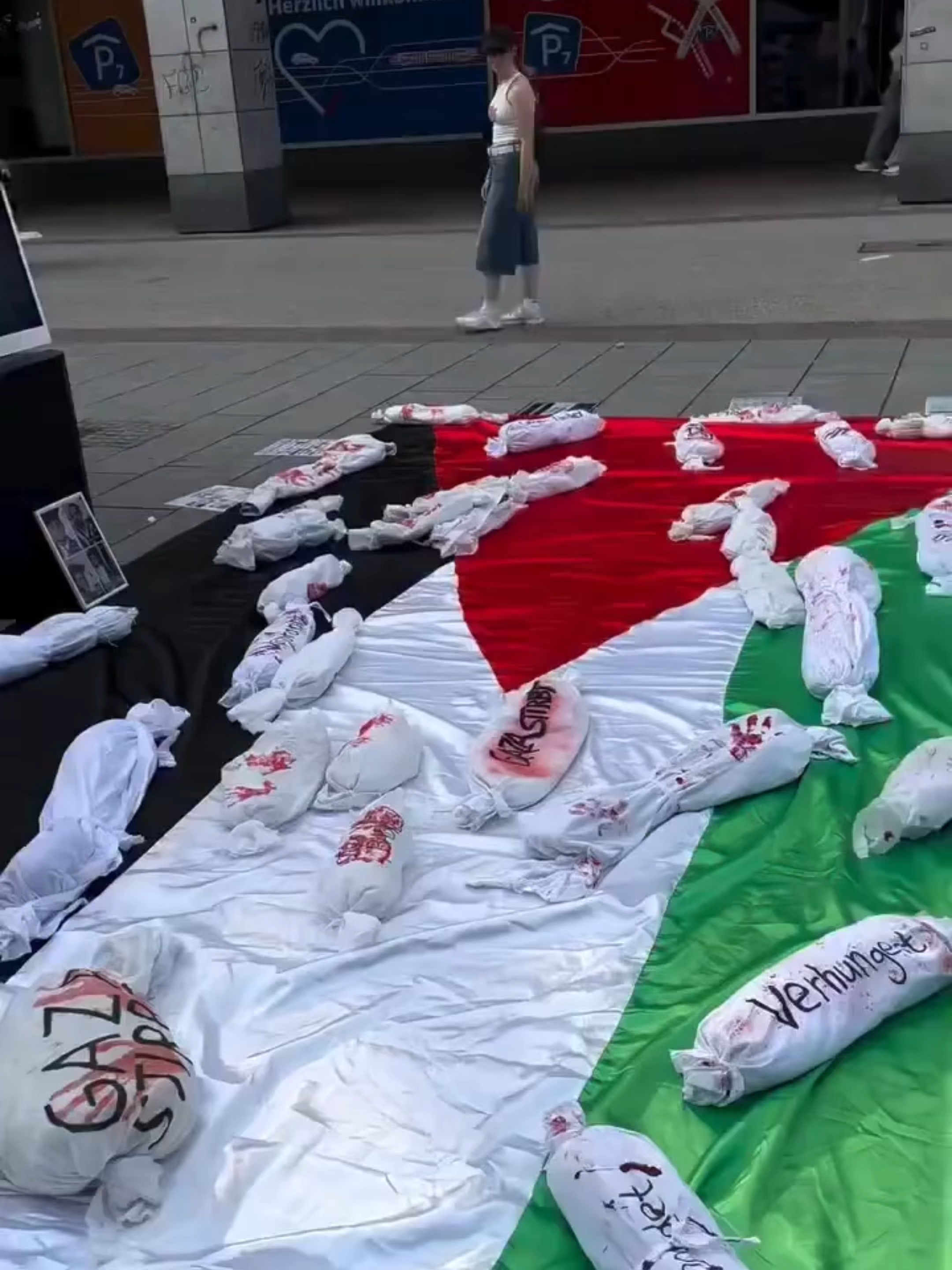 The bodies of Gaza children were displayed on Wall Street in the United States, and passers-by felt helpless when they saw this scene.#加沙儿童惨状 #加沙局势