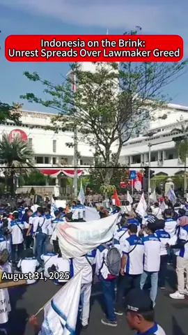 Peaceful daytime demonstrations gradually evolved into localized clashes between police and civilians after nightfall. #JakartaProtest #Clash #Indonesia #WorldNews