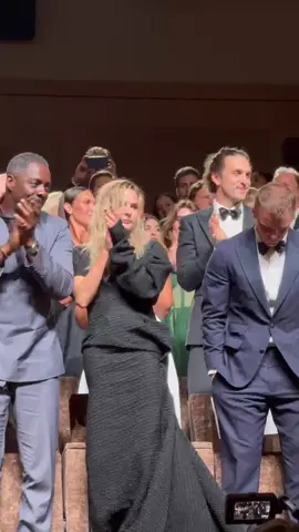 À la Mostra de Venise, l’équipe du film « The Smashing Machine » de Ben Safdie, avec Emily Blunt et Dwayne Johnson, a reçu une standing ovation de 15 minutes 👏 #idriselba #rebeccaferguson #gretalee #venezia82 #venicefilmfestival 