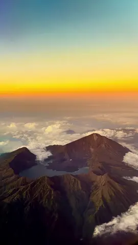 Best view from right side🥹 #fypシ #fypagee #rinjanimountain #rinjani #viewfromabove 