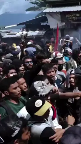 PEREMPUAN PEMBERANI DARI TIMUR  Kerusuhan di akhir Agustus 2025 memunculkan beberapa kepala daerah yang tidak hanya duduk manis di kantor atau rumah dinas melihat perkembangan, tapi turun langsung menemui massa yang sedang marah, kehadiran mereka berhasil menenangkan massa yang berdemo. Butuh keberanian extra untuk berhadapan langsung dengan para pendemo yang sedang dikuasai amarah dan emosi. Adalah salah seorang dari kepala daerah yang memiliki keberanian extra itu, di ujung timur Indonesia tepatnya di provinsi Maluku Utara gubernurnya seorang wanita namanya Sherly Tjoanda. Keberaniannya patut diacungi jempol dan harusnya membuat kepala daerah yang lain malu seorang wanita saja berani harusnya pemimpin daerah pria lebih berani.  Terima kasih ibu Sherly atas keberanian ibu. Beruntunglah masyarakat Maluku Utara memiliki pemimpin seperti ibu. Semoga keberanian ibu ini bisa menginspirasi kepala daerah lainnya.  Kami tunggu karya ibu untuk Maluku Utara khususnya dan bangsa Indonesia pada umumnya. God bless you ibu. #SherlyTjoanda #UntukIndonesia #JagaIndonesia🇮🇩 @sherlytjoanda.official 
